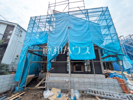 ≪3号棟　外観≫ 対面キッチンやリビングに階段を配置しました。いつでも家族の顔が見えるのがメリットとして喜ばれています。 　【狛江市西野川４丁目】／撮影日2025/07/07