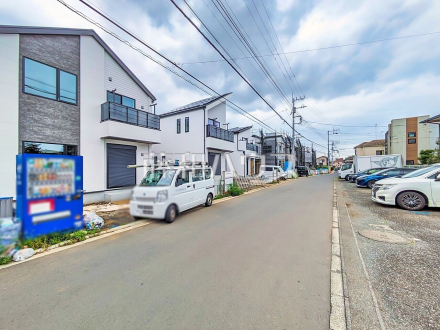 接道状況および現場風景　【武蔵村山市大南１丁目】 見学はしたいけど、なかなか時間が取れない・・・そんな方に出勤前や仕事終わりにマイホームを見学できるサポートをいたします。 ／撮影日2026/07/07