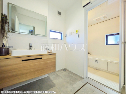 モデルハウス　フロートタイプ洗面台【武蔵村山市大南１丁目】　床と一体ではなく、浮遊しているようなスマートさのあるフロートタイプ洗面台。インテリアによく馴染みスタイリッシュな印象が感じられます。
※24.26.30号棟は形状が異なります。／撮影日2026/03/15