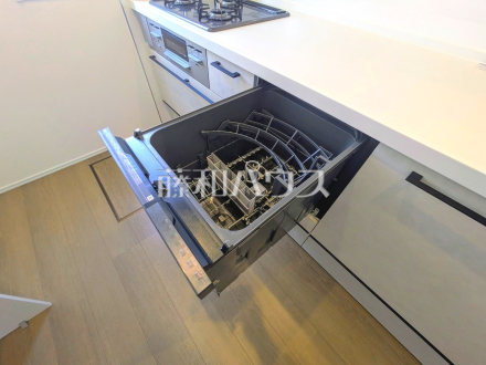 モデルハウス　食器洗い乾燥機　【武蔵村山市大南１丁目】　毎日の家事をラクにしてくれるビルトインタイプの食洗機。ラクに食器が出し入れできる引き出しタイプの食洗機です。／撮影日2025/06/30