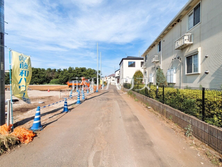 接道状況および現場風景　【東久留米市下里１丁目】 平日のご案内も可能です。まずはお気軽にお問合せ下さいませ。 ／撮影日2025/06/30