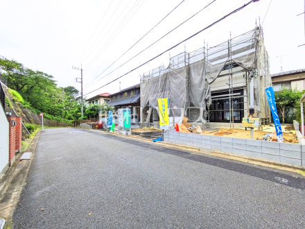 ■接道状況および現場風景■　
戸建住宅が立ち並ぶ住宅地。静かな時間の流れ。ゆっくりと傾きを変えていく陽の光が清楚な家々を色鮮やかに演出してくれます。【日野市三沢２丁目】／撮影日2025/06/14