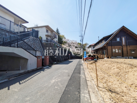 ■接道状況および現場風景■
周辺環境も大変よく休日のお散歩も楽しくなります。ぜひ実際に現地にお越しください。【日野市三沢２丁目】／撮影日2025/04/05
