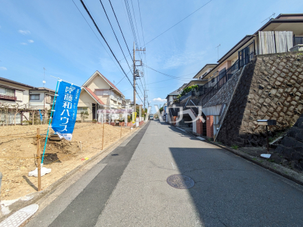 ■接道状況および現場風景■
見学はしたいけど、なかなか時間が取れない・・・そんな方に出勤前や仕事終わりにマイホームを見学できるサポートをいたします。【日野市三沢２丁目】／撮影日2025/04/05