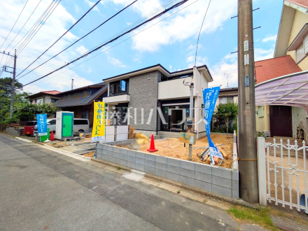 ■外観■　
戸建住宅が立ち並ぶ住宅地。静かな時間の流れ。ゆっくりと傾きを変えていく陽の光が清楚な家々を色鮮やかに演出してくれます。【日野市三沢２丁目】／撮影日2025/06/20