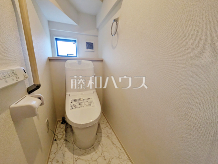 8号棟　トイレ　【富士見市大字水子】窓があるため換気がしやすいトイレはお掃除の際も空気をスッキリと保てますね。
／撮影日2024/11/15