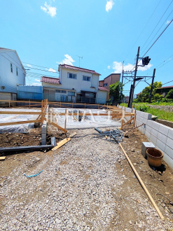 ≪1号棟　外観≫ 旗竿地は、小さなお子様が急に道路に飛び出てしまうことを防ぎます。安心してお庭で遊ぶことができますね。　【府中市小柳町４丁目】／撮影日2025/05/03
