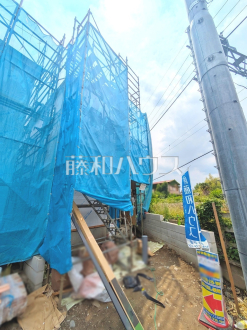 ≪1号棟　外観≫ 旗竿地は、小さなお子様が急に道路に飛び出てしまうことを防ぎます。安心してお庭で遊ぶことができますね。【府中市小柳町４丁目】／撮影日2025/06/13