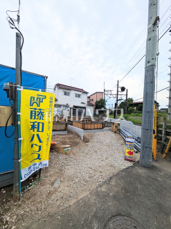 ≪1号棟　外観≫ 旗竿地は、小さなお子様が急に道路に飛び出てしまうことを防ぎます。安心してお庭で遊ぶことができますね。　【府中市小柳町４丁目】／撮影日2025/05/16