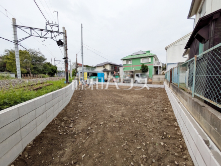≪1号棟　外観≫道路から奥まった住まいは、車や人通りも気にならずプライバシーの確保された住空間を保つことができます。　【府中市小柳町４丁目】／撮影日2025/04/25
