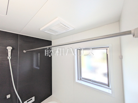 1号棟　浴室換気乾燥機　【八王子市館町】　 換気機能によってバスルーム内のカビの発生を抑制できます。夜間や雨天時の洗濯物の乾燥に便利な乾燥機能も装備。 ／撮影日2025/08/29