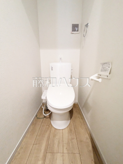 温水洗浄機能付きトイレ　【府中市分梅町２丁目】
　温水洗浄機能付きトイレで清潔にご使用いただけます。　／撮影日2025/07/18