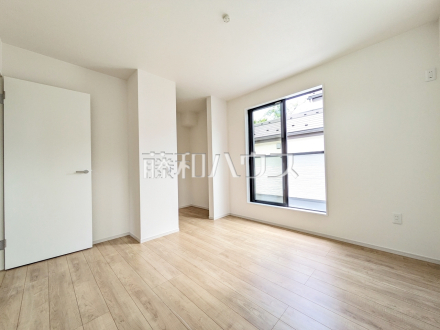 居室　【府中市分梅町２丁目】
各居室は2面採光により、明るく開放的な空間となっています。　／撮影日2025/07/18