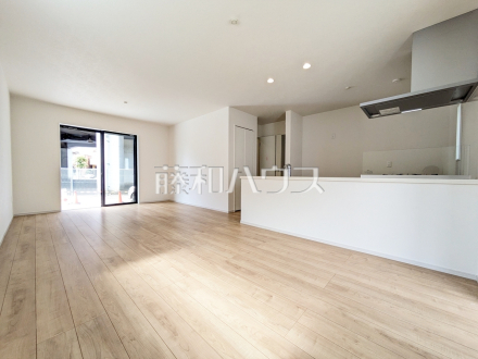 リビング　【府中市分梅町２丁目】
リビングに床暖房があるので足元ぽかぽか、家族の集まる空間を暖めます。　／撮影日2025/07/18