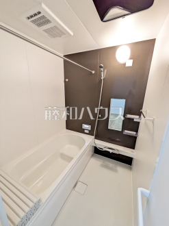 浴室　【府中市分梅町２丁目】
足を伸ばして入れるバスタブで、ゆっくり一日の疲れを癒して下さい。　／撮影日2025/07/18