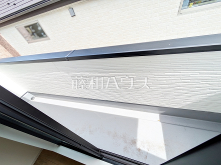 バルコニー　【府中市分梅町２丁目】
居室から直接バルコニーへ出られる為、晴れた日は布団を干すことができます。太陽の匂いがする布団で寝るのは癒しのひと時です。／撮影日2025/07/18