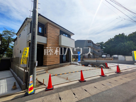 ≪外観≫お洒落で雰囲気のある佇まいに自然のやさしい潤いを纏ったこの家は、街に新たな表情を見せてくれることでしょう。【府中市分梅町２丁目】／撮影日2025/07/18