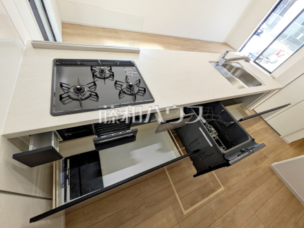 キッチン　【府中市分梅町２丁目】
収納力豊富なシステムキッチン。床下収納も付いてキッチンスペースはいつでもスッキリ！　／撮影日2025/07/18