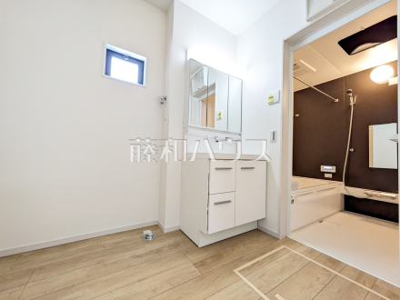 洗面室　【府中市分梅町２丁目】
三面鏡付きの洗面台。鏡の裏にも収納があり、歯ブラシや化粧品等もすっきり収納できます。　／撮影日2025/07/18