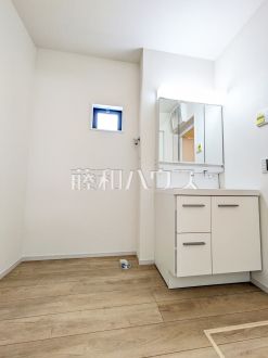 洗面室　【府中市分梅町２丁目】
三面鏡付きの洗面台。鏡の裏にも収納があり、歯ブラシや化粧品等もすっきり収納できます。　／撮影日2025/07/18