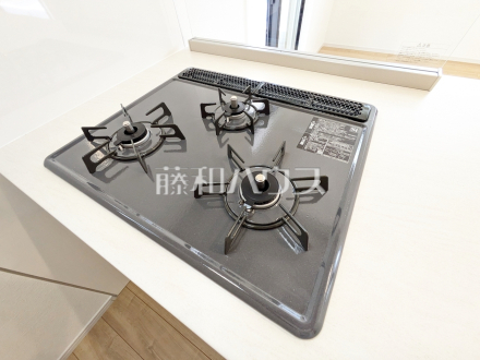 コンロ・グリル　【府中市分梅町２丁目】
　フラットな表面で汚れも拭きとりやすく、お掃除が簡単な3口ガラストップコンロ　／撮影日2025/07/18