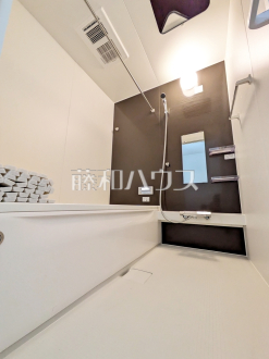 ランドリーパイプ付き浴室　【府中市分梅町２丁目】
　浴室はランドリーパイプ付きで、雨の日もお洗濯物を干せて便利です。　／撮影日2025/07/18