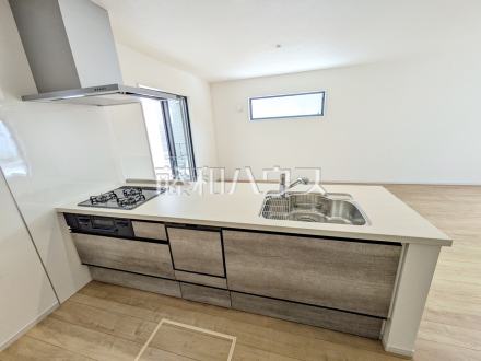 キッチン　【府中市分梅町２丁目】
使いやすくスタイリッシュなシステムキッチンには、毎日お使いになる方の視点が存分に活かされています。　／撮影日2025/07/18