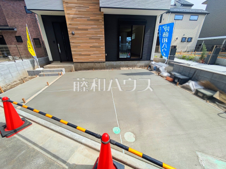 ≪カースペース≫間口も十分な幅があり、大きめの車（車種による）でもラクラク駐車していただけます。【府中市分梅町２丁目】／撮影日2025/07/18