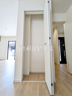 収納　【府中市分梅町２丁目】
リビングに併設された収納スペースには、お子様の本やおもちゃ、掃除機やちょっとした小物などがスッキリ収納できます。あったら便利なうれしい収納ですね！　／撮影日2025/07/18