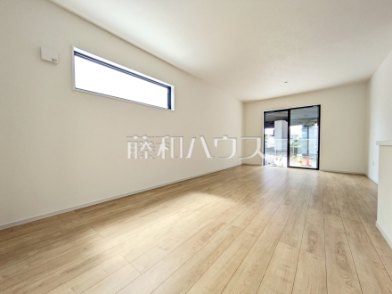 リビング　【府中市分梅町２丁目】
たっぷりの日差しや心地良い風が入る、広々としたリビングが魅力　／撮影日2025/07/18