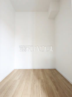 ウォークインクローゼット　【府中市分梅町２丁目】
ウォークインクローゼットは、お洋服等がたくさん収納できて便利です。　／撮影日2025/07/18