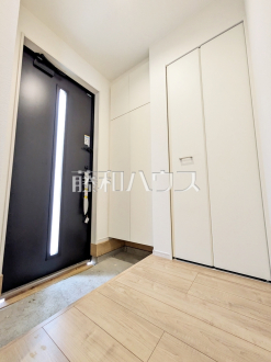 玄関　【府中市分梅町２丁目】
自然光を取り入れ明るい空間になるよう設計された玄関です。　／撮影日2025/07/18