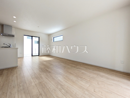 リビング　【府中市分梅町２丁目】
リビングに床暖房があるので足元ぽかぽか、家族の集まる空間を暖めます。　／撮影日2025/07/18