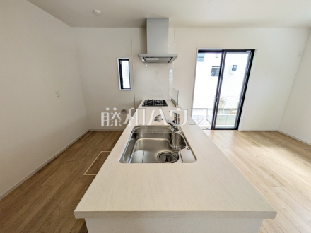 キッチン　【府中市分梅町２丁目】
カウンターキッチン越しでの会話が、家族団らんのスタートです。　／撮影日2025/07/18