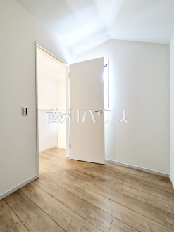 納戸　【府中市分梅町２丁目】
納戸は収納としてだけでなくテレワークにも活用できます。クローズドな空間だから仕事にも集中できますね！　／撮影日2025/07/18