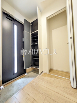 玄関　【府中市分梅町２丁目】
ウォークインクローゼットや納戸・玄関収納などが、日々の暮らしやすさをアップしてくれます。　／撮影日2025/07/18