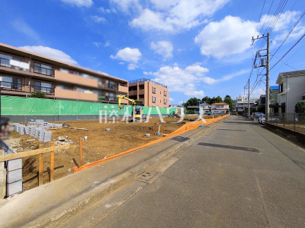 接道状況および現場風景　【三鷹市北野２丁目】周辺環境はもちろん、日当たりや設備仕様など、実際に行ってみないと分からないことも多くございます。営ご案内いたしますので、お気軽にお問い合わせください。／撮影日2025/06/20