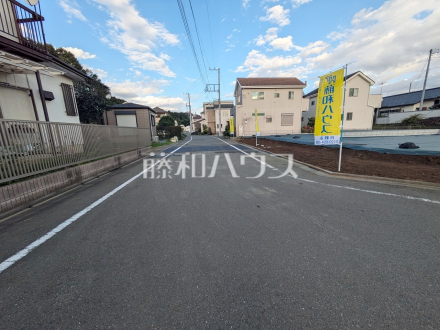 接道状況および現場風景　建築条件はございませんので、ライフスタイルに合わせた自由なマイホームづくりが可能です。【日野市大字川辺堀之内】／撮影日2025/10/27