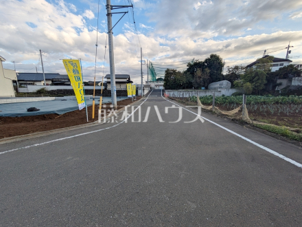 接道状況および現場風景　約39坪のゆとりある敷地ですので、広いお庭も確保できそうですね。【日野市大字川辺堀之内】／撮影日2025/10/27