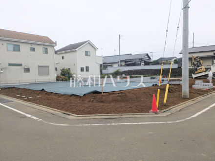接道状況および現場風景　物件の事、諸費用の事など、小さな疑問も担当までお気軽にご連絡・ご相談下さい。【日野市大字川辺堀之内】／撮影日2025/10/16