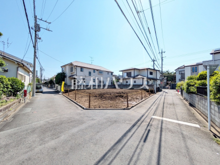 ≪接道状況≫ 戸建住宅が立ち並ぶ住宅地。静かな時間の流れ。ゆっくりと傾きを変えていく陽の光が清楚な家々を色鮮やかに演出してくれます。 　【狛江市東野川１丁目】／撮影日2025/06/05