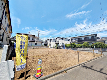 ≪接道状況≫ 戸建住宅が立ち並ぶ住宅地。静かな時間の流れ。ゆっくりと傾きを変えていく陽の光が清楚な家々を色鮮やかに演出してくれます。 　【狛江市東野川１丁目】／撮影日2025/06/28