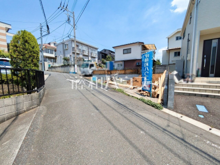 接道状況および現場風景　【東久留米市野火止３丁目】 お探しの物件に出会うためには、早めのご確認をオススメします。未完成の今のうちにぜひお問合せをお待ちしております。 ／撮影日2025/06/17