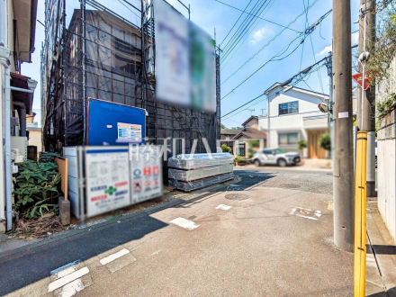 接道状況および現場風景　【東久留米市野火止３丁目】 完成前ですがご見学できます。通常ではなかなか見ることのできない建物構造も、建築中だからこそご覧になれます。 ／撮影日2025/07/11