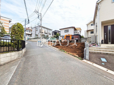 接道状況および現場風景　【東久留米市野火止３丁目】 お探しの物件に出会うためには、早めのご確認をオススメします。未完成の今のうちにぜひお問合せをお待ちしております。 ／撮影日2025/05/23
