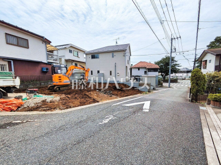 接道状況および現場風景　【東久留米市野火止３丁目】 見学はしたいけど、なかなか時間が取れない・・・そんな方に出勤前や仕事終わりにマイホームを見学できるサポートをいたします。 ／撮影日2025/05/23