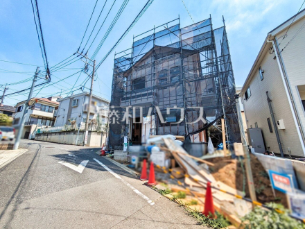 接道状況および現場風景　【東久留米市野火止３丁目】 見学はしたいけど、なかなか時間が取れない・・・そんな方に出勤前や仕事終わりにマイホームを見学できるサポートをいたします。 ／撮影日2025/07/11