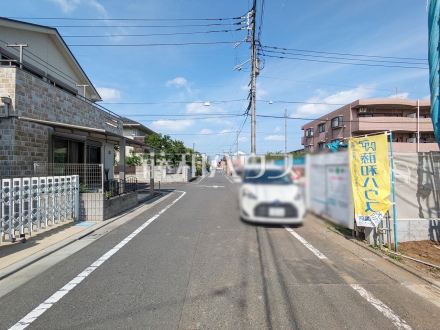 前面道路幅も5mあるので、全体としての見通しがよく、すれ違いや車を出し入れする際も安心です。【練馬区石神井台３丁目】／撮影日2025/07/04