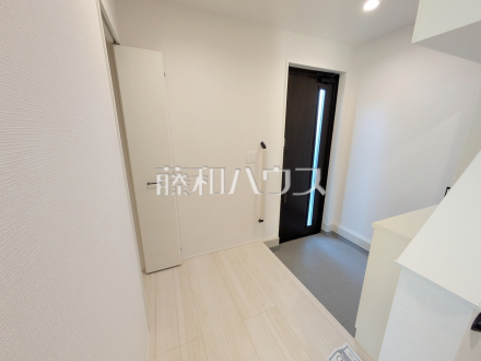 1号棟　玄関　【府中市四谷２丁目】／撮影日2025/12/27