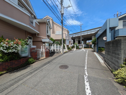 ≪接道状況≫お住まい探しは、家の良し悪しだけでなく周辺環境も重要なポイントです。ぜひ一度お客様の目でご覧ください。 　【調布市飛田給３丁目】／撮影日2025/06/23